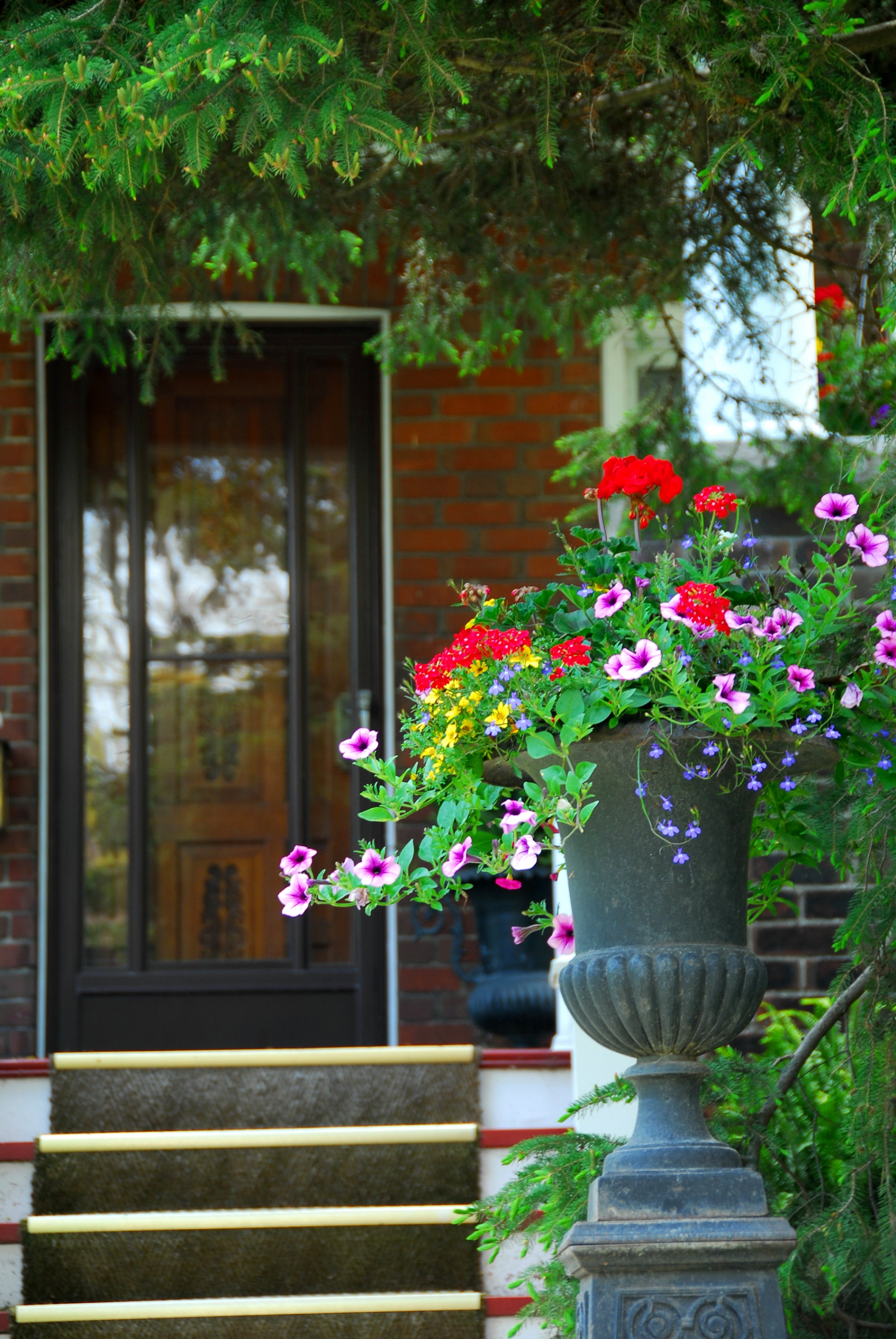 Sell your home - Front porch with flowers